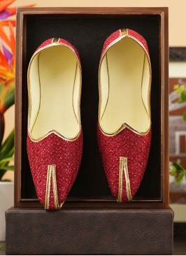 Maroon Jutti With Embroidered Detail