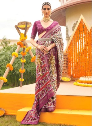 Beige And Magenta Silk Contemporary Saree