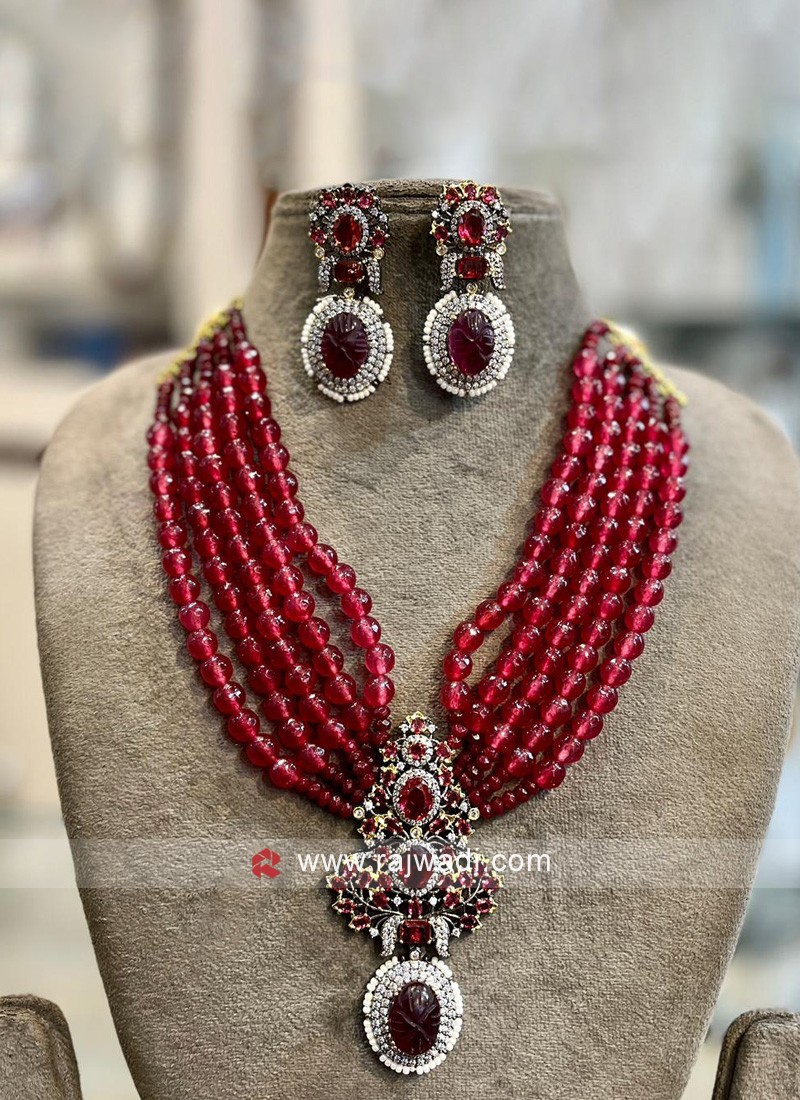 Maroon 2025 pearl necklace