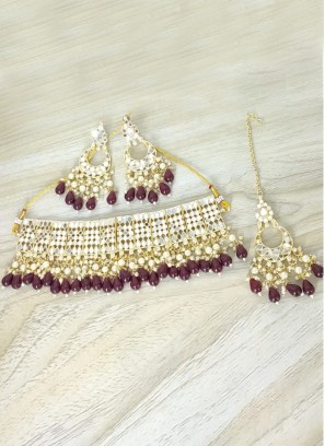 Gold And Purple Choker Necklace With Maang Tikka