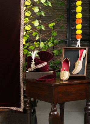 Maroon Color Velvet Safa, Dupatta And Mojari