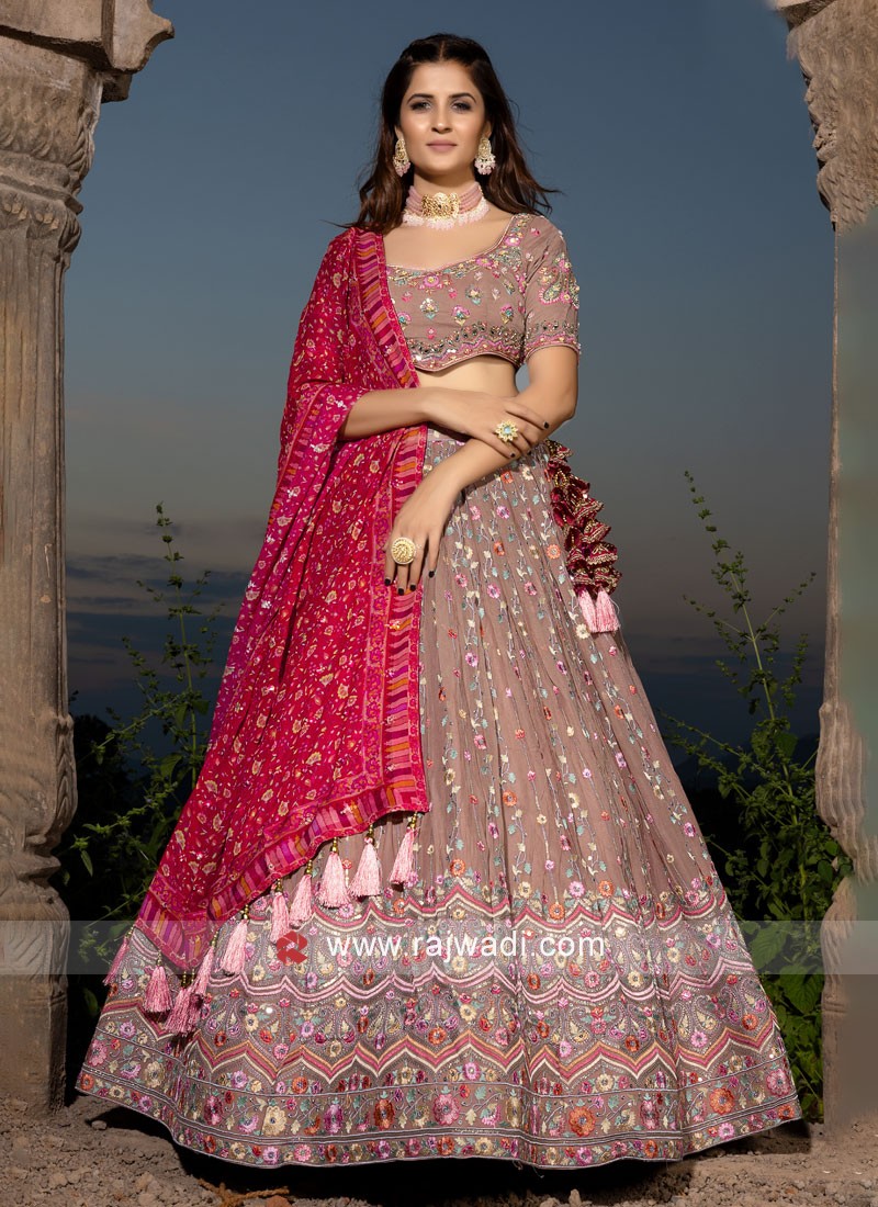 Embroidered Wedding Wear Lehenga at Rs.5000/Piece in amravati offer by  Samra Saree Mall