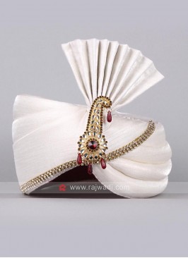 White Color Safa With Fancy Broach